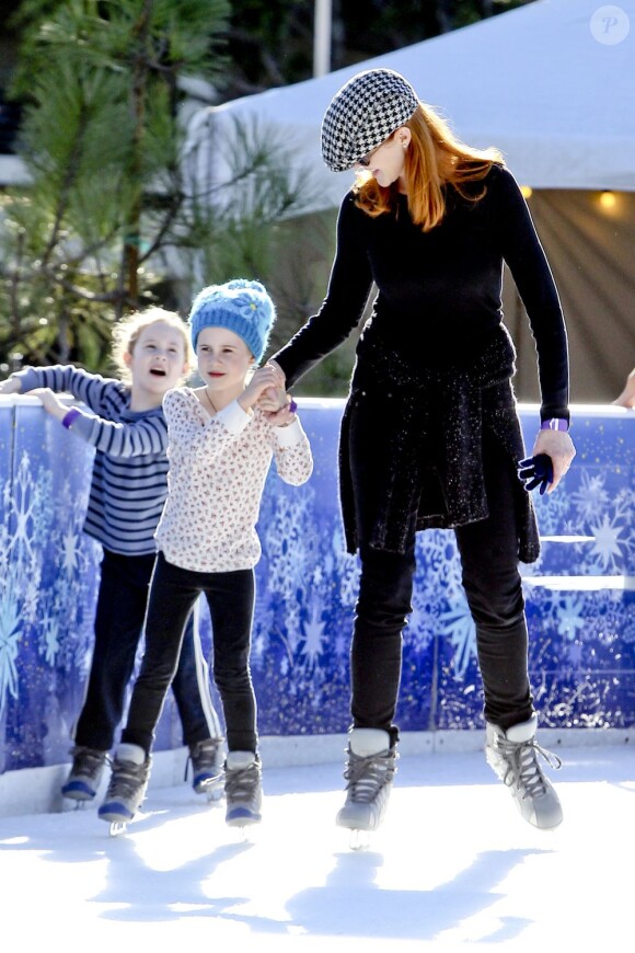 Marcia Cross passe du bon temps à la patinoire de Santa Monica, avec ses jumelles Eden et Savannah, le 20 décembre 2012.