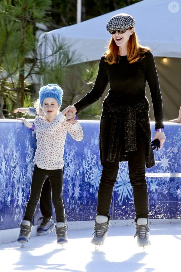 Marcia Cross passe du bon temps à la patinoire de Santa Monica, à Los Angeles avec ses jumelles Eden et Savannah, le 20 décembre 2012.