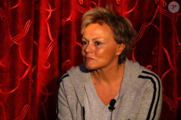 Muriel Robin lors d'une conférence de presse avant la projection du long métrage On ne choisit pas sa famille à Lille le 26 octobre 2011