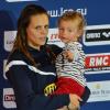 Laure Manaudou et sa petite fille Manon sur le podium des championnats d'Europe petit bassin de Chartres le 24 novembre 2012
