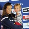 Laure Manaudou et sa petite fille Manon sur le podium des championnats d'Europe petit bassin de Chartres le 24 novembre 2012
