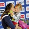 Laure Manaudou et sa petite fille Manon sur le podium des championnats d'Europe petit bassin de Chartres le 24 novembre 2012