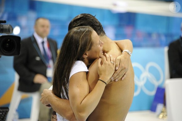 Laure Manaudou dans les bras de son frère Florent après la victoire de celui-ci en finale du 50m nage libre en finale des Jeux olympiques de Londres le 3 août 2012