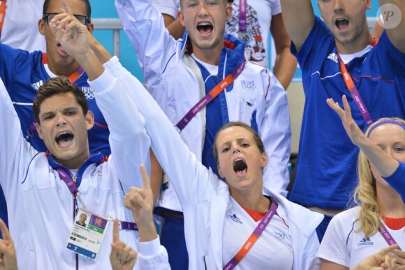 Laure Manaudou et son frère Florent heureux pour la victoire de Camille Muffat lors de la finale olympique du 400m nage libre à Londres le 29 juillet 2012