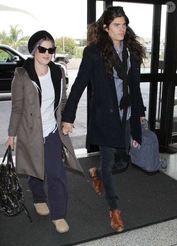 Kelly Osbourne et son petit ami Matthew Mosshart arrivent à l'aéroport de Los Angeles, le 23 decembre 2012.
