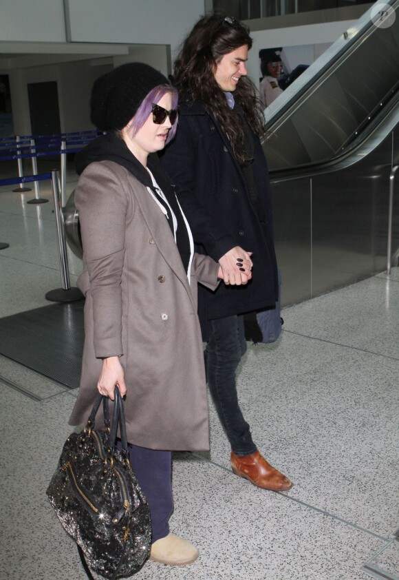 Kelly Osbourne et son chéri Matthew Mosshart arrivent à l'aéroport de Los Angeles, le 23 decembre 2012.