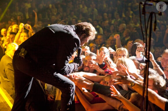 Johnny Hallyday, face à ses fans en délire, en concert au Royal Albert Hall à Londres, le 15 octobre 2012.