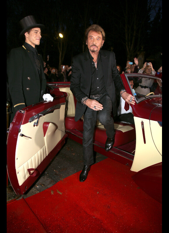 Johnny Hallyday arrive à l'enregistrement de l'émission Champs-Elysées le vendredi 19 octobre 2012, au studio Gabriel à Paris.