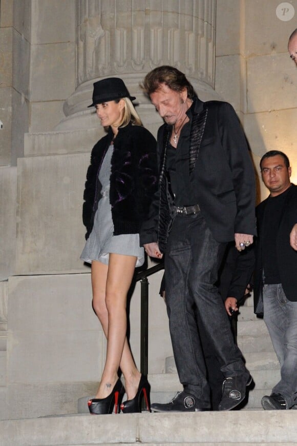 Johnny Hallyday et sa femme Laeticia sortent du Grand Palais à Paris, le 9 novembre 2012.