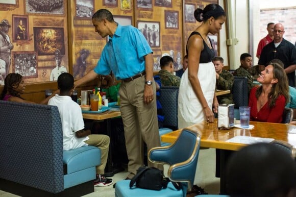 Barack Obama et Michelle Obama sont allés rendre une petite visite à des militaires lors d'un dîner de Noël à Hawaï. Le 25 décembre 2012. Le couple présidentiel a pris le temps de discuter avec les militaires et leurs familles.