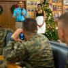 Barack Obama et Michelle Obama sont allés rendre une visite à des militaires lors d'un dîner de Noël à Hawaï. Le 25 décembre 2012.