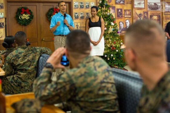 Barack Obama et Michelle Obama sont allés rendre une visite à des militaires lors d'un dîner de Noël à Hawaï. Le 25 décembre 2012.
