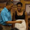Barack Obama et Michelle Obama sont allés rendre une petite visite à des militaires lors d'un dîner de Noël à Hawaï. Le 25 décembre 2012. Le couple est apparu très complice.