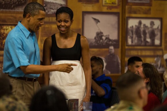 Barack Obama et Michelle Obama sont allés rendre une petite visite à des militaires lors d'un dîner de Noël à Hawaï. Le 25 décembre 2012. Le couple est apparu très complice.