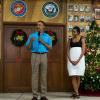 Barack Obama et sa femme Michelle Obama sont allés rendre une petite visite à des militaires lors d'un dîner de Noël à Hawaï. Le 25 décembre 2012.