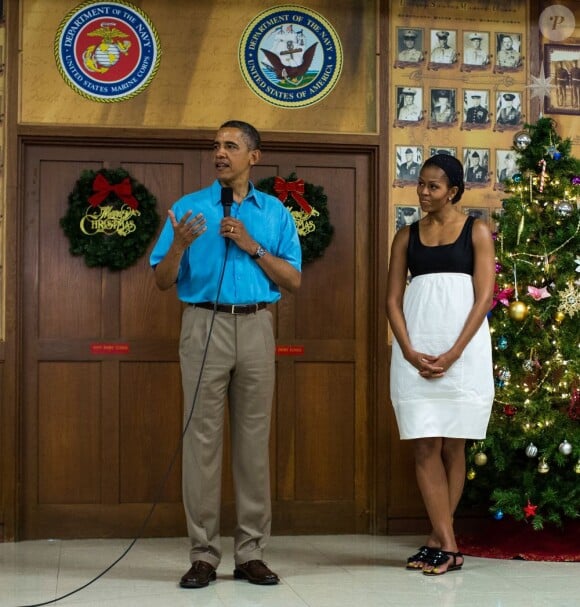 Barack Obama et sa femme Michelle Obama sont allés rendre une petite visite à des militaires lors d'un dîner de Noël à Hawaï. Le 25 décembre 2012.