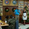 Barack Obama et Michelle Obama sont allés rendre une petite visite à des militaires lors d'un dîner de Noël à Hawaï. Le 25 décembre 2012.