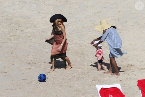 Rachel Zoe joue au football avec son fils Skyler sur une plage de Saint-Barthélemy. Le 25 décembre 2012.