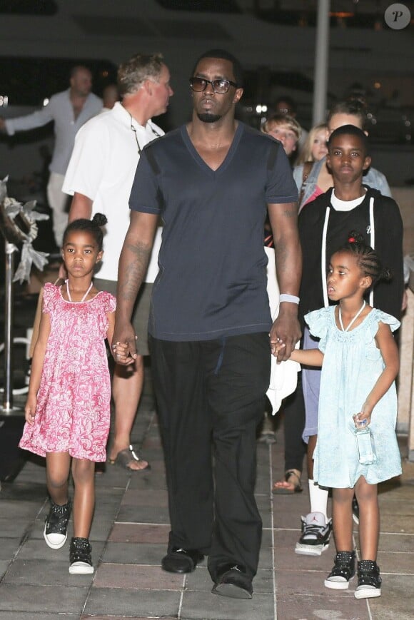 Diddy et trois de ses enfants remontent dans leur yacht à Gustavia. Le 27 décembre 2012.