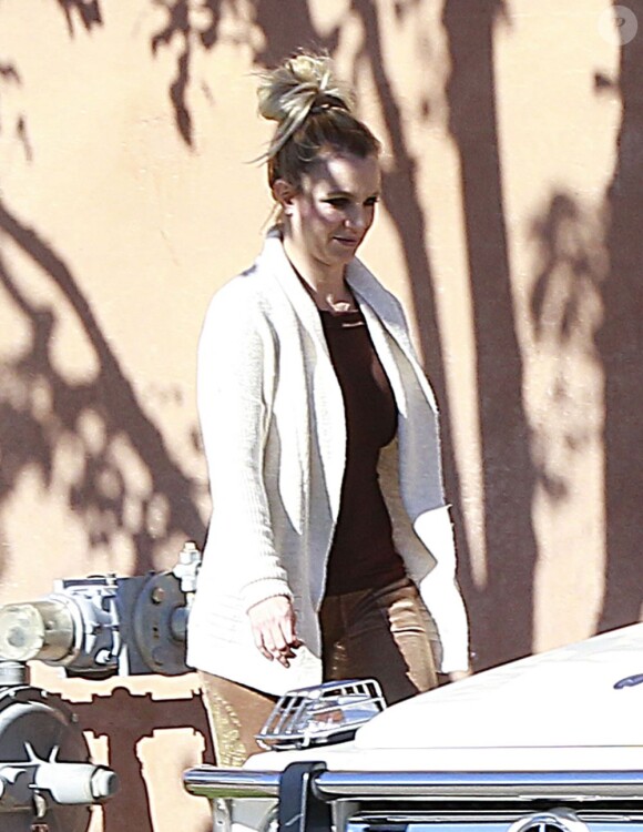 Britney Spears, son fiancé Jason Trawick et ses enfants Sean Preston et Jayden James vont déjeuner à Los Angeles, le 27 décembre 2012.