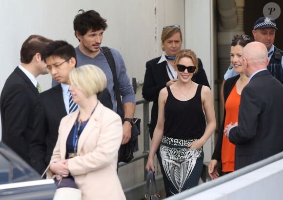 Kylie Minogue et son compagnon Andres Velencoso arrivent à Sydney, le 28 décembre 2012. Le couple est décidément inséparable.