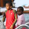 Les deux enfants adoptés par Madonna, David Banda et Mercy James, profitent des joies de la plage pendant que leur maman est occupée, à Miami, le 19 novembre 2012.