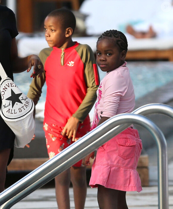 Les deux enfants adoptés par Madonna, David Banda et Mercy James, profitent des joies de la plage pendant que leur maman est occupée, à Miami, le 19 novembre 2012.