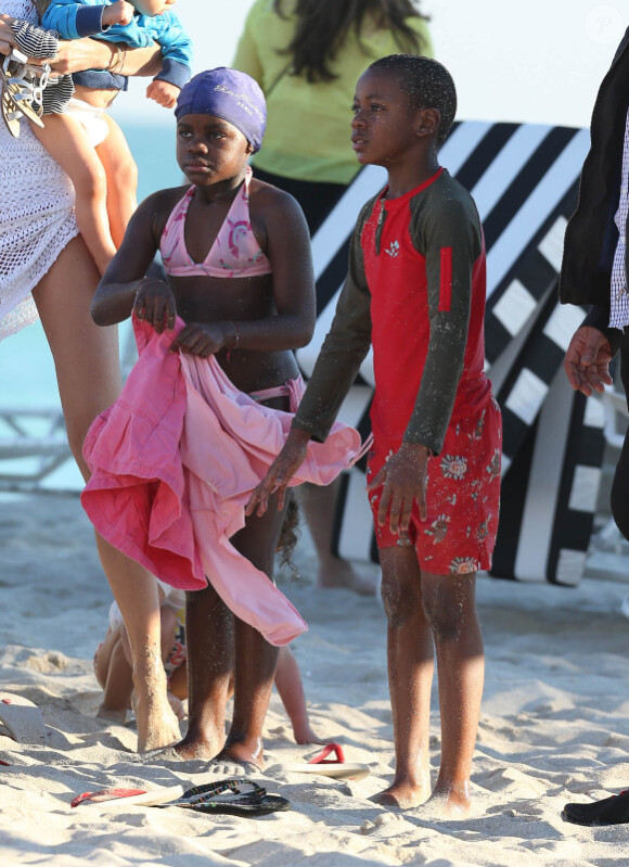 Les deux jeunes enfants adoptés par Madonna, David Banda et Mercy James, profitent des joies de la plage pendant que leur maman est occupée, à Miami, le 19 novembre 2012.
