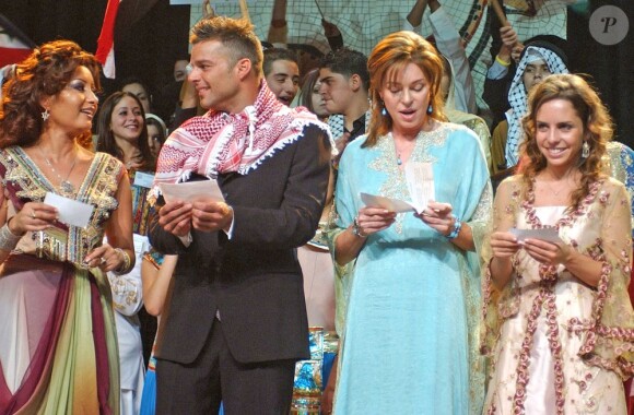La princesse Iman de Jordanie (bint Al Hussein) avec sa mère la reine Noor en juillet 2005 lors de la cérémonie d'ouverture du 25e congrès annuel des enfants arabes à Amman, dont Ricky Martin était l'invité d'honneur.