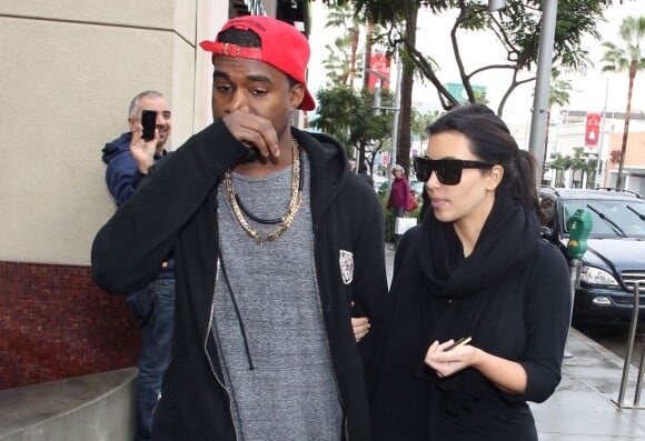 Kim Kardashian et le rappeur Kanye West quittent le restaurant Nate 'n Al à Beverly Hills. Le 24 décembre 2012.