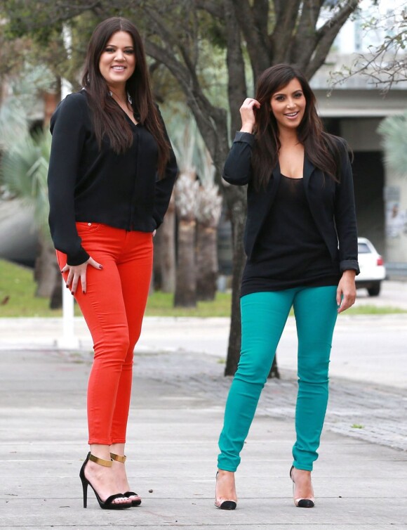 Kim et Khloe Kardashian dans les rues de Miami, le 15 décembre 2012.