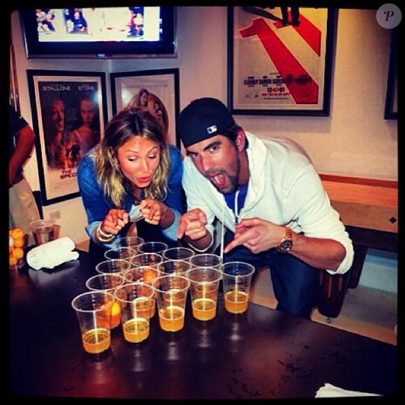 Stacy Keibler et Michael Phelps s'apprêtent à jouer à beer pong, quelques jours après la rupture du nageur avec Megan Rossee