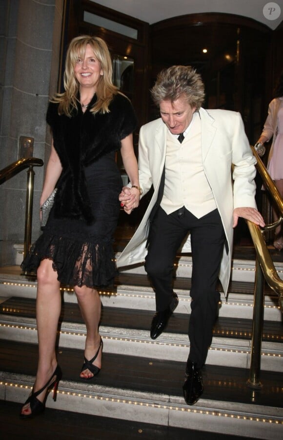 Rod Stewart et sa femme Penny Lancaster au mariage de Ronnie Wood et Sally Humphreys, le 21 décembre 2012 à Londres