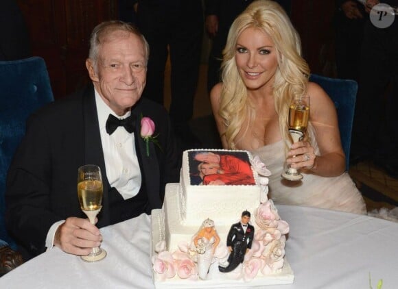 Mariage de Hugh Hefner et Crystal Harris au célèbre Manoir Playboy Mansion à Los Angeles le 31 décembre 2012. Le gâteau est à l'effigie des mariés.