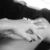 Rihanna postait le jeudi 20 décembre cette photo en noir et blanc sur laquelle Chris Brown lui donne la main.