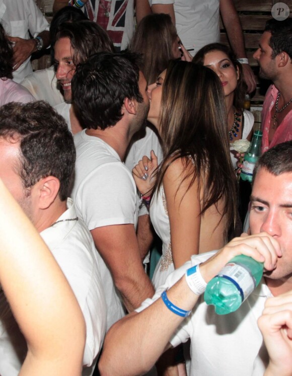 Alessandra Ambrosio et son fiancé Jamie Mazur ont fêté le nouvel an au Brésil au café La Mosique à Florianopolis. 1er janvier 2013. Les amoureux ont échangé quelques baisers.