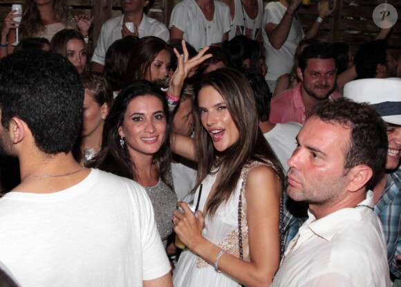 Alessandra Ambrosio et son fiancé Jamie Mazur ont fêté le nouvel an au Brésil au café La Mosique à Florianopolis. 1er janvier 2013. Le couple a dansé jusqu'au bout de la nuit.
