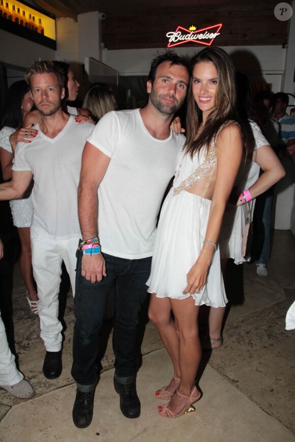 Alessandra Ambrosio et son fiancé Jamie Mazur ont fêté le nouvel an au Brésil au café La Mosique à Florianopolis. 1er janvier 2013.