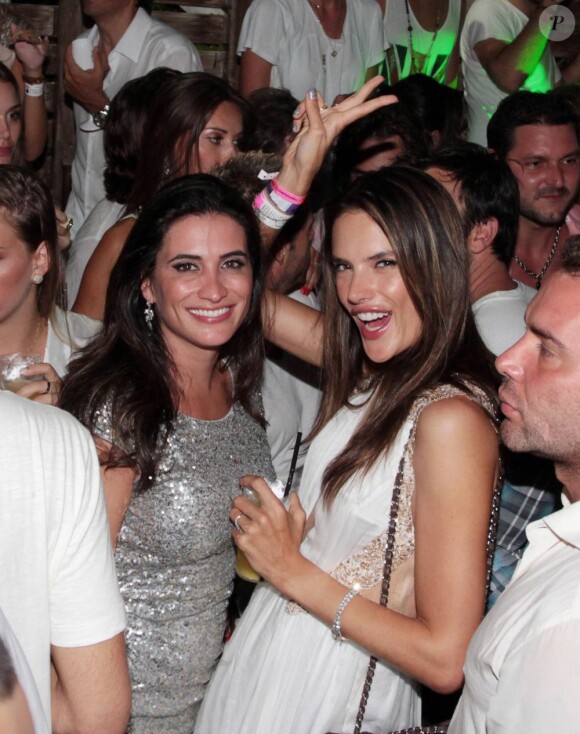 Alessandra Ambrosio et son fiancé Jamie Mazur ont fêté le nouvel an au Brésil au café La Mosique à Florianopolis. 1er janvier 2013. Comme tous les invités, le mannequin était habillé en blanc.
