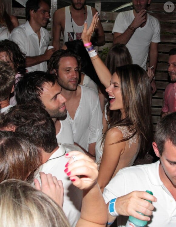 Alessandra Ambrosio et son fiancé Jamie Mazur ont fêté le nouvel an au Brésil au café La Mosique à Florianopolis. 1er janvier 2013. Le mannequin a dansé jusqu'au petit matin.