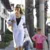 Alessandra Ambrosio et sa fille Anja qui fait un caprice dans les rues de Santa Monica pour ne pas aller à l'école. Le 10 décembre 2012