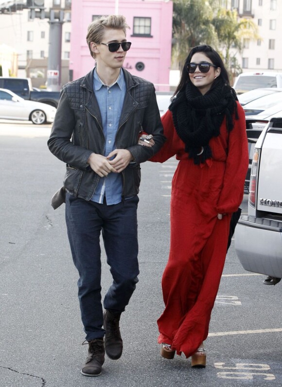 Vanessa Hudgens et son petit ami Austin Butler se rendent à l'église après avoir été au restaurant japonais, à Hollywood, le 30 décembre 2012.