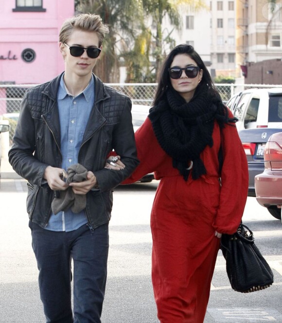 La jolie Vanessa Hudgens et son petit ami Austin Butler se rendent à l'église après avoir été au restaurant japonais, à Hollywood, le 30 décembre 2012.