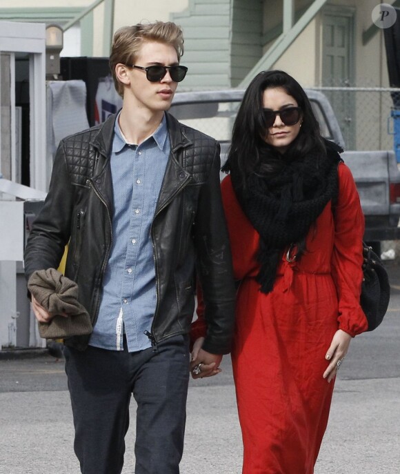 Vanessa Hudgens et son chéri Austin Butler se rendent à l'église après avoir été au restaurant japonais, à Hollywood, le 30 décembre 2012.