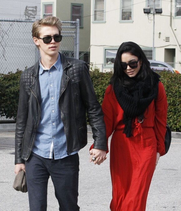 Vanessa Hudgens et son petit ami Austin Butler vont à l'église après avoir été au restaurant japonais, à Hollywood, le 30 décembre 2012.