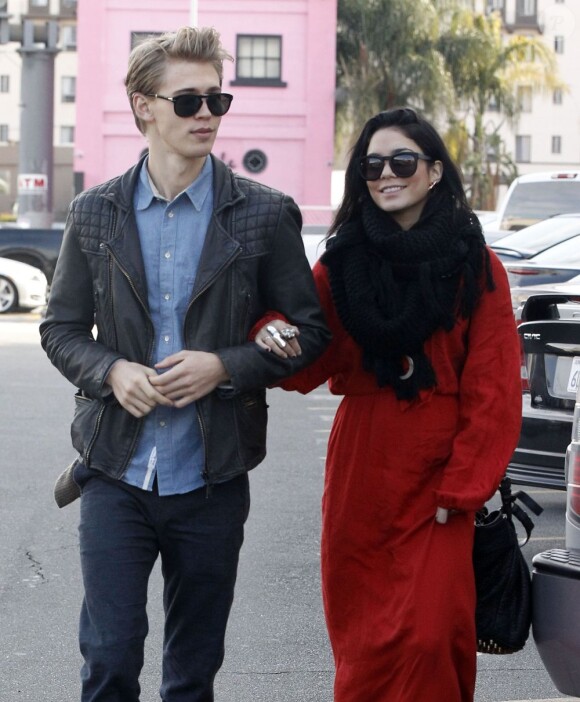 Vanessa Hudgens et son petit ami, le séduisant Austin Butler, se rendent à l'église après avoir été au restaurant japonais, à Hollywood, le 30 décembre 2012.
