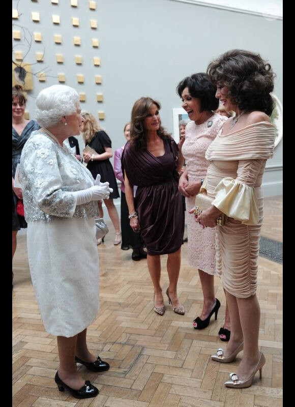 Joan Collins (à droite), Shirley Bassey (au centre) et Kate O'Mara (à gauche) face à la reine Elizabeth II, en visite à l'Académie royale des arts de Londres, le 23 mai 2012.