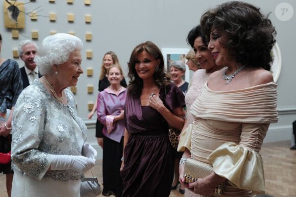 Joan Collins (à droite), Shirley Bassey (au centre) et Kate O'Mara (à gauche) font face à la reine Elizabeth II, en visite à l'Académie royale des arts de Londres, le 23 mai 2012.