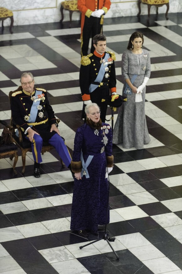 La reine Margrethe II de Danemark en pleine allocution devant le prince Henrik, le prince Frederik et la princesse Mary lors de la réception le 3 janvier 2013 du corps diplomatique à Christiansborg.