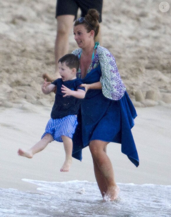Coleen Rooney tente vainement de sortir son fils Kai de l'eau à la Barbade, le 1er janvier 2013